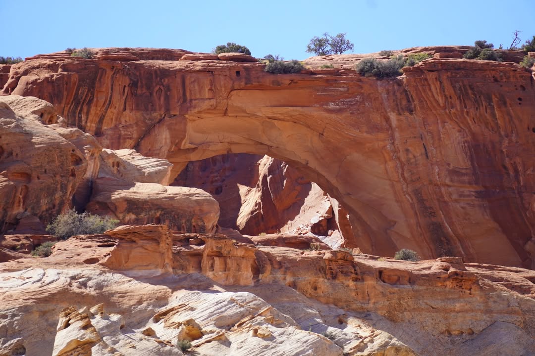 Zoom on Cassidy Arch from Grand Wash road