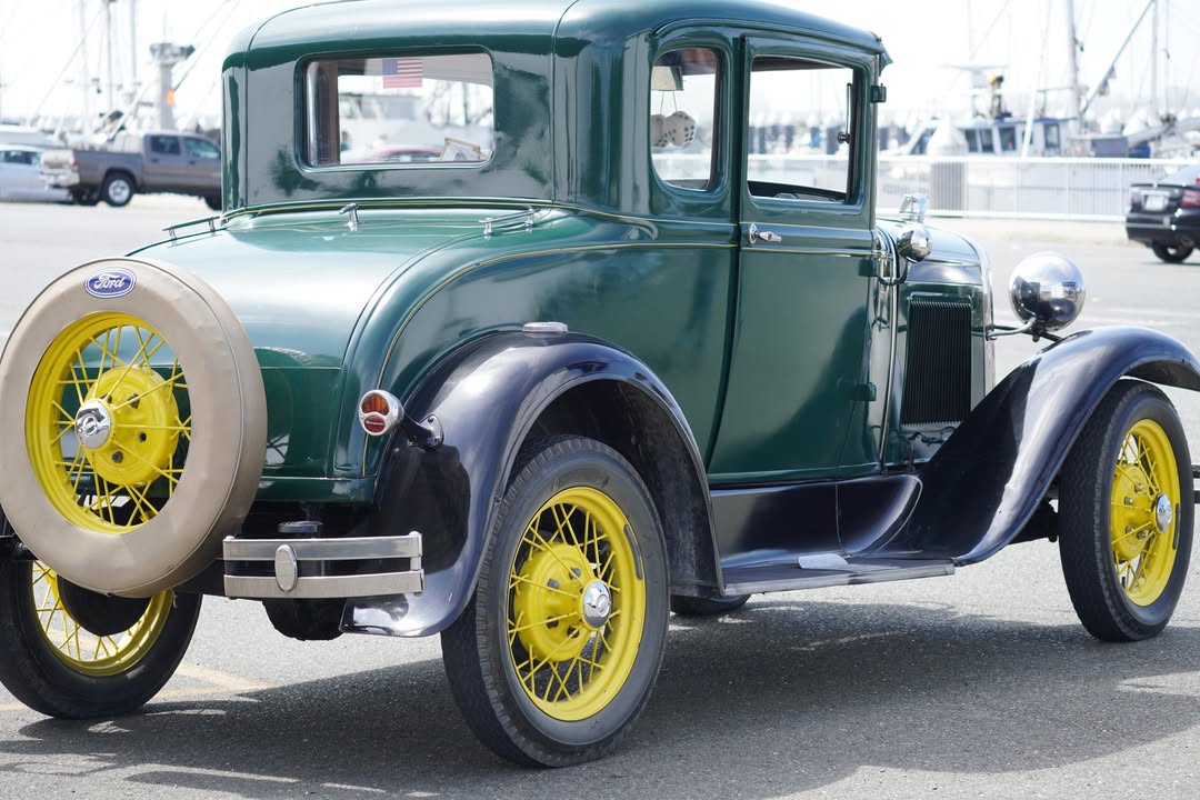 Old Timey car at Crescent City Marina
