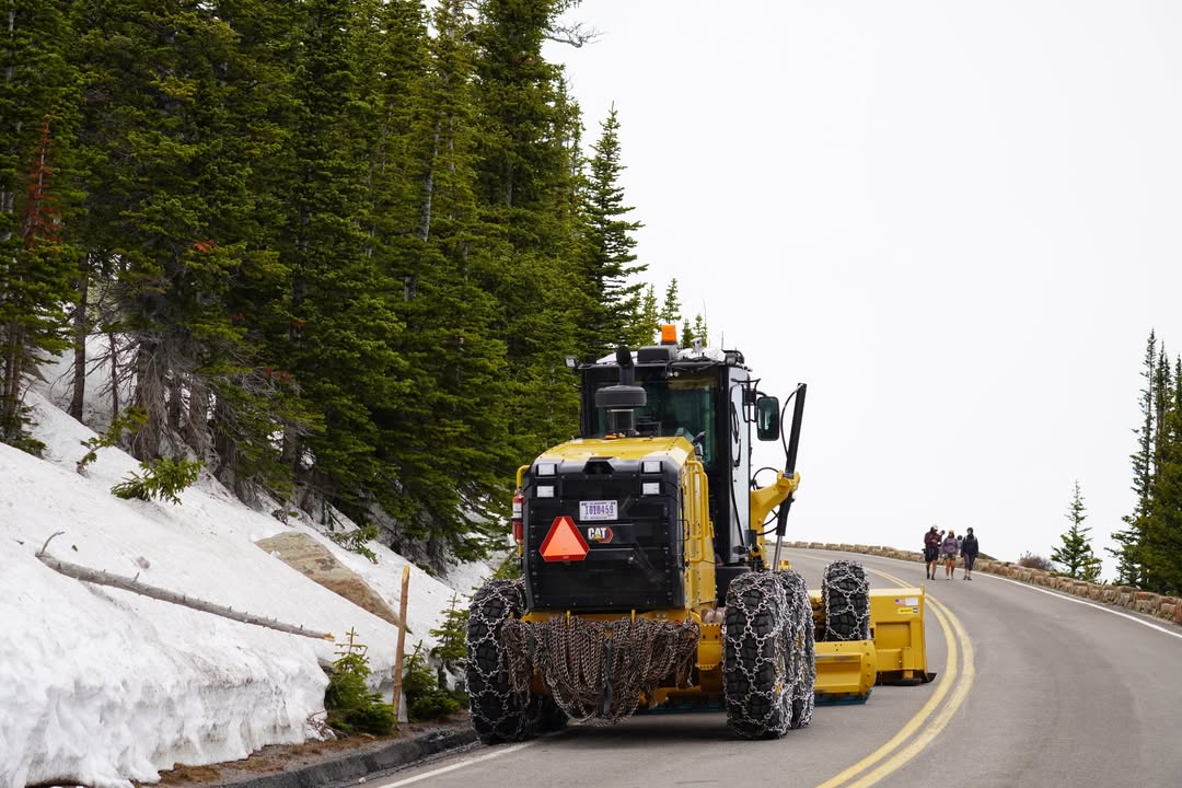 Snow plow at Rainbow Curve